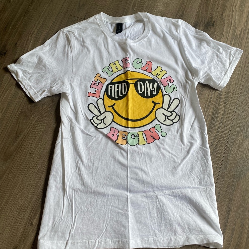 Gildan size small Teacher T-Shirt Field Day